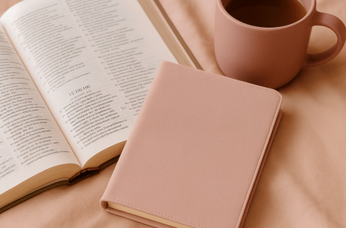 Journaling spirituel avec une Bible, un carnet rose et une tasse de thé