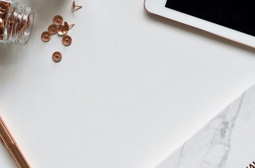 Journal spirituel papier ou digital : carnet marbré, stylo, tablette et accessoires de papeterie sur fond blanc